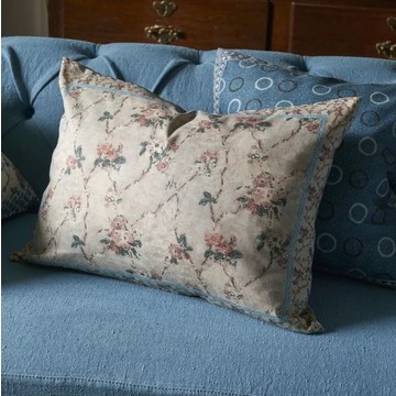 VINTAGE FLORAL DETAIL