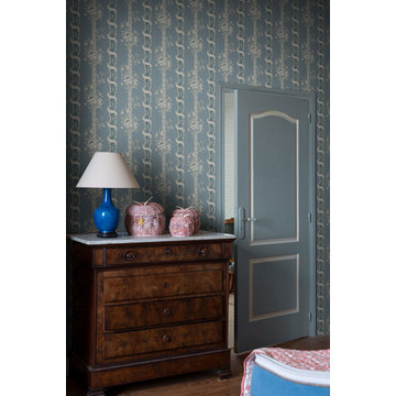 S10250_Alexandra_Misty-Blue_Sandberg-Wallpaper_interior1-480x720-7fc3d997-5d84-45f7-98af-35aa1d6e46c0