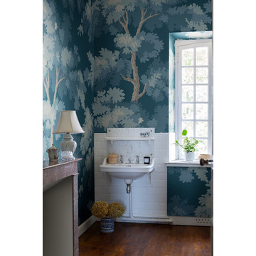 S10279_Raphael-Forest_Midnight-Blue_Sandberg-Wallpaper_interior1-480x720-74bc3739-e220-4d9f-9b95-4e932a4da7fc