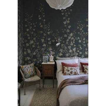 S10486_Ivy_Midnight-Blue_Sandberg-Wallpaper_interior2